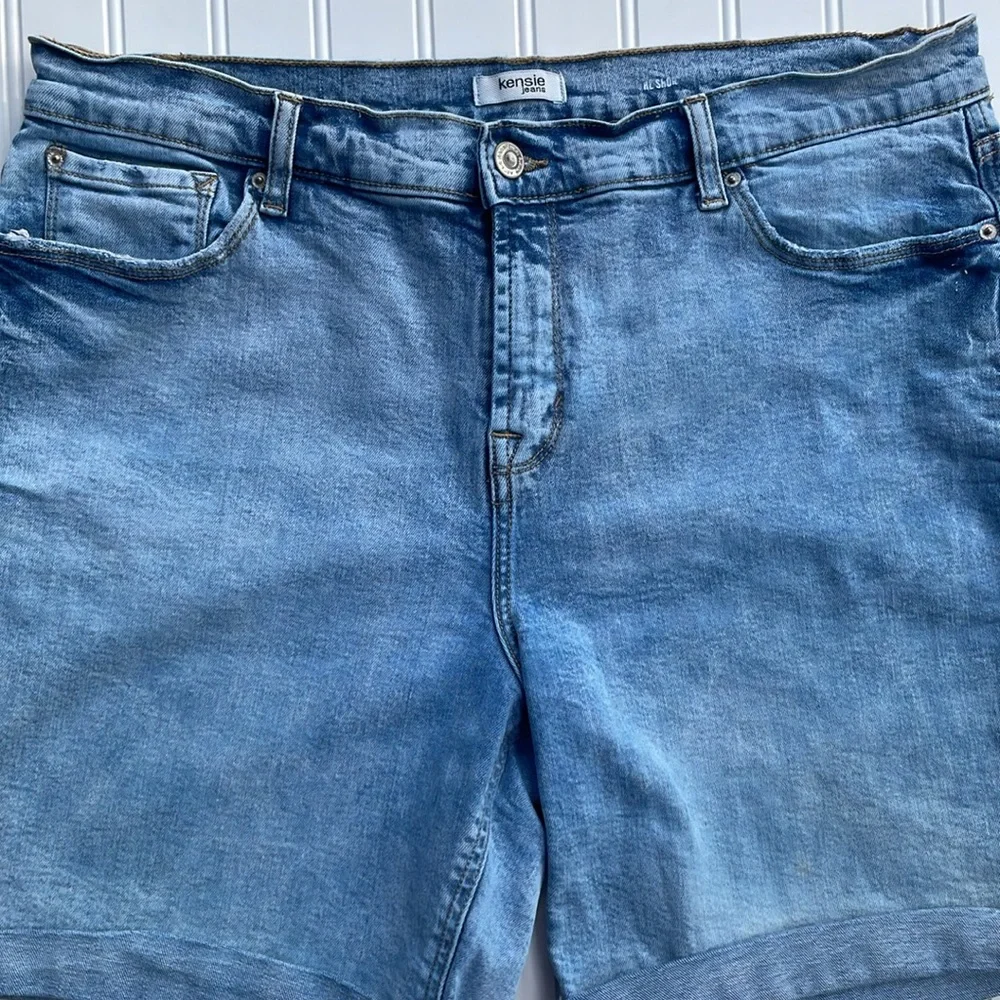 KENSIE WOMENS RETEO DENIM BLUE JEAN LIGHT WASH SHORTS SIZE 14